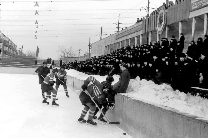 Фото с яндекс.картинки (на матче челябинского "Дзержинца")