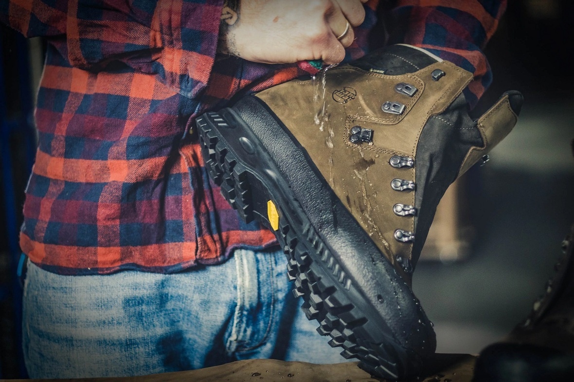 Даже новые ботинки стоит обработать водоотталкивающей пропиткой. Хуже вы точно не сделаете и дополнительная водостойкость не повредит. Источник: Hanwag