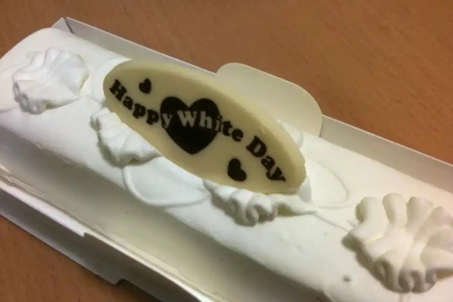 Часто на Белый день стараются найти десерты и сладости белого цвета