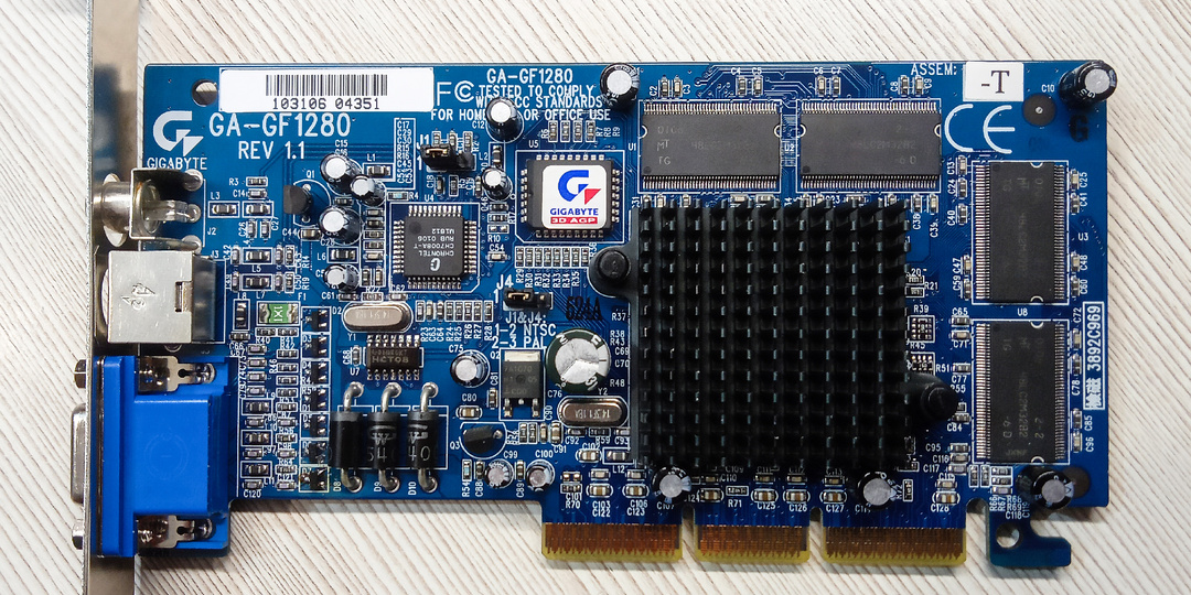 Год 2000. Видеокарта nVIDIA GeForce2 MX 32MB - уже вполне достойно.