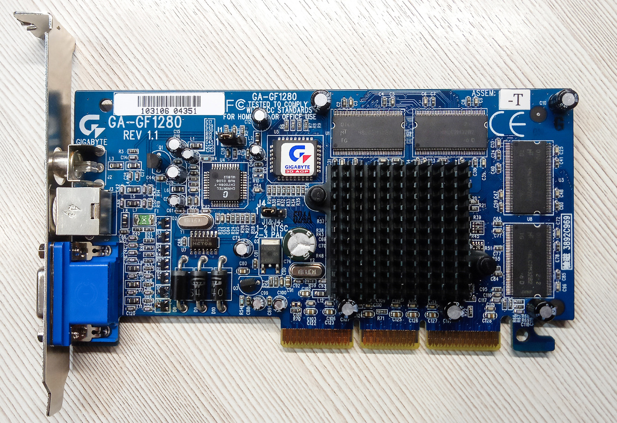 Видеокарта Gigabyte GeForce2 MX 32Mb (вид спереди).