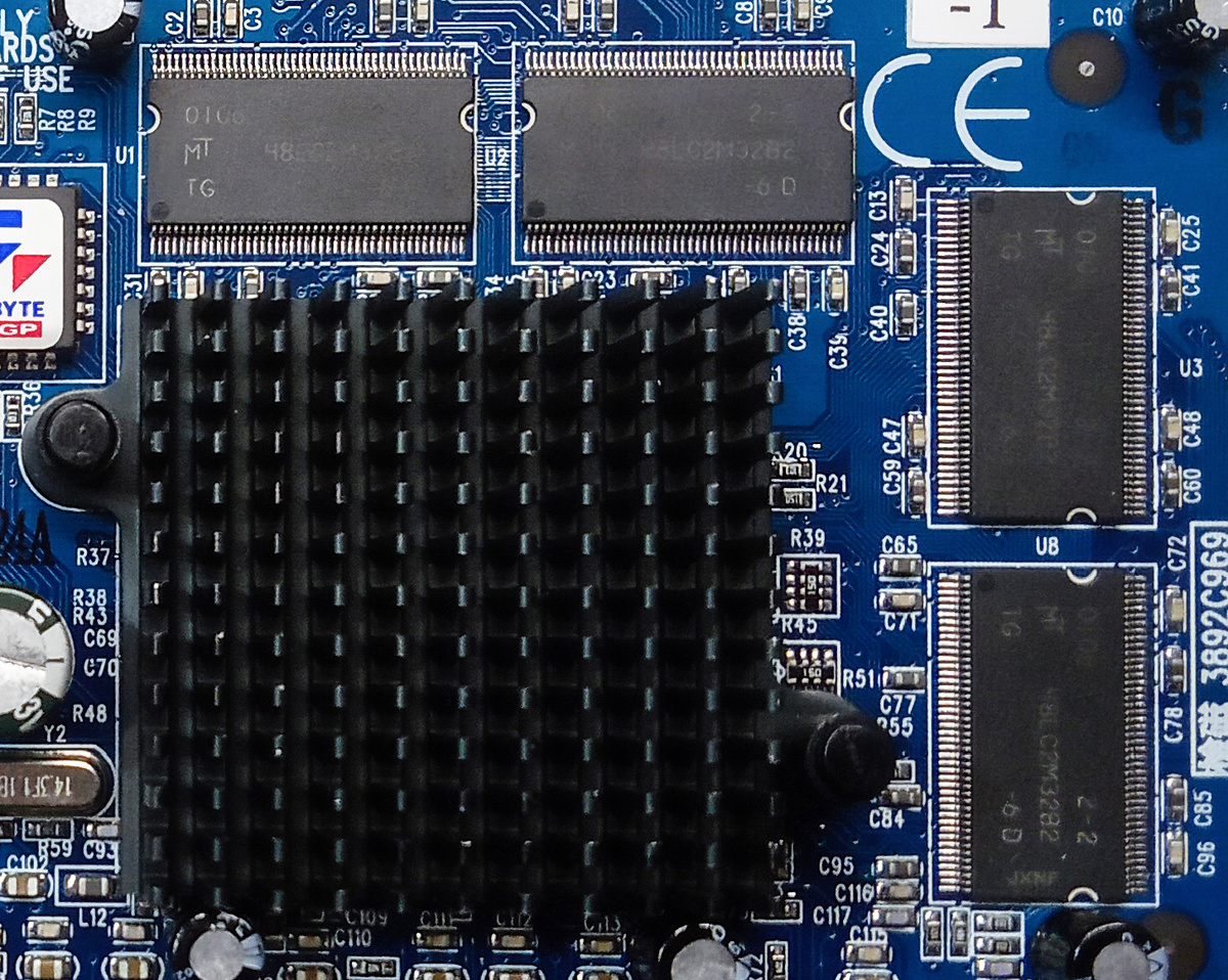 Четыре микросхемы памяти от компании MT со временем доступа 6 ns.