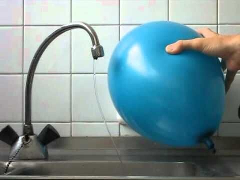    На фото изображен эксперимент с изгибом воды: надутый воздушный шарик, потертый о шерстяной свитер, поднесен к тонкой струе воды. Струя воды отклоняется в сторону шарика из-за статического электричества. На заднем плане виден шерстяной свитер. Фото: Яндекс Картинки.