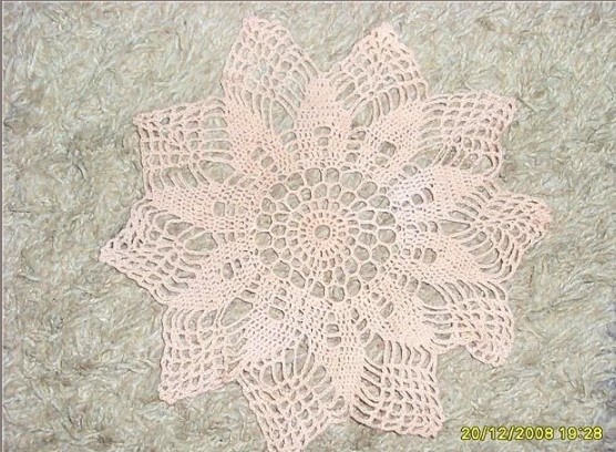 Вот она, моя первая самая салфетка крючком, из 2002 года) Второе фото (листайте вправо) - сделала сегодня) Ещё цветы с 8 Марта стоят рядом) Фото моё.