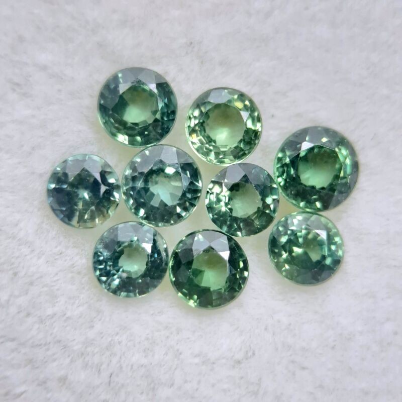Сапфиры зелёные разных оттенков, Таиланд, средняя масса 0,2 ct, огранка круг, диаметр 3,5 мм, стоимость 920 рублей за камень, произведена термообработка.