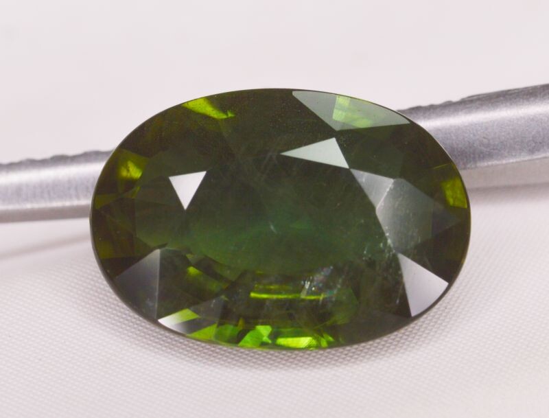 Сапфир зелёный, Таиланд, масса 2,07 ct, огранка овал, размер 9,8*6,9 мм, стоимость 55200 рублей, произведена термообработка.