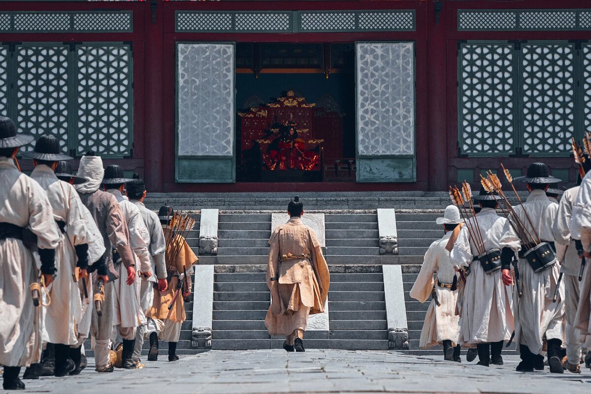 Кадр из дорамы «Королевство» 