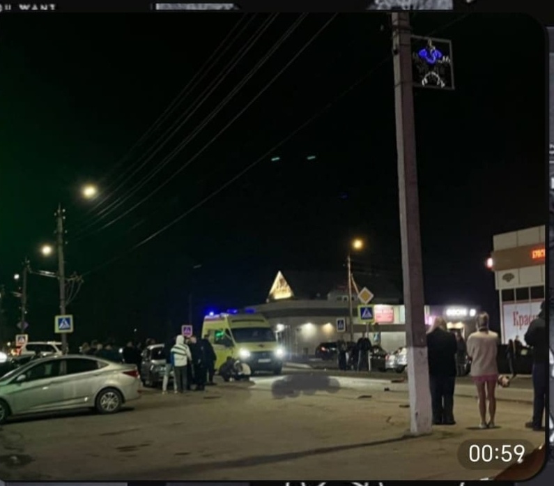 13 марта 2025 года в городе Борисоглебск Воронежская область около 21.00 произошло страшное ДТП со смертельным исходом. По улице Советская мотоциклиста подрезала машина лада, что поспособствовало столкновения мотоциклиста с ладой. Мотоциклиста вместе с девушкой отлетели в стороны. Встречная машина переехала парня парень погиб на месте. Девушка находиться в реанимации. В случившимся ДТП виновен водитель лады, который подрезал. 