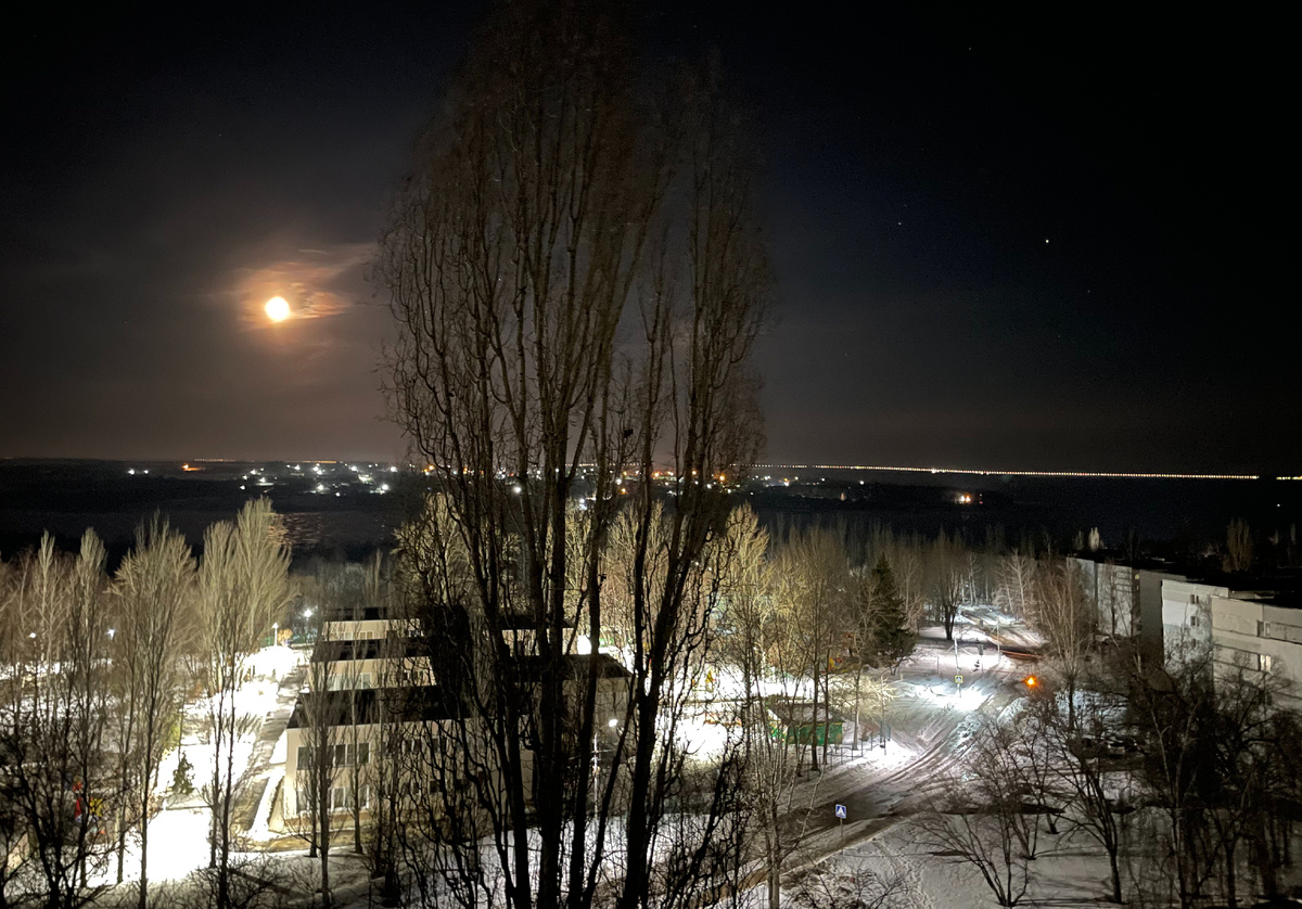 На фото ночной вид из окна в посёлке Волжский Утёс Шигонского района Самарской области