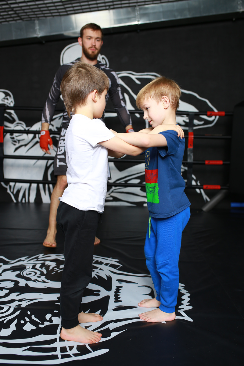 Дети отрабатывают приемы