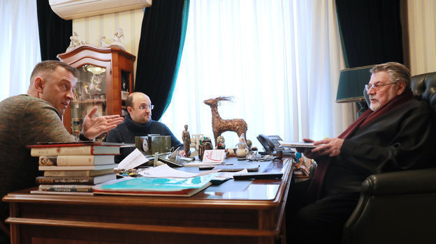 Февраль 2020 года. Москва. Александр Ширвиндт в своем рабочем кабинете дает интервью обозревателям «Спорт-Экспресс» Александру Кружкову и Юрию Голышаку. Фото Федор Успенский, «СЭ» / Canon EOS-1D X Mark II