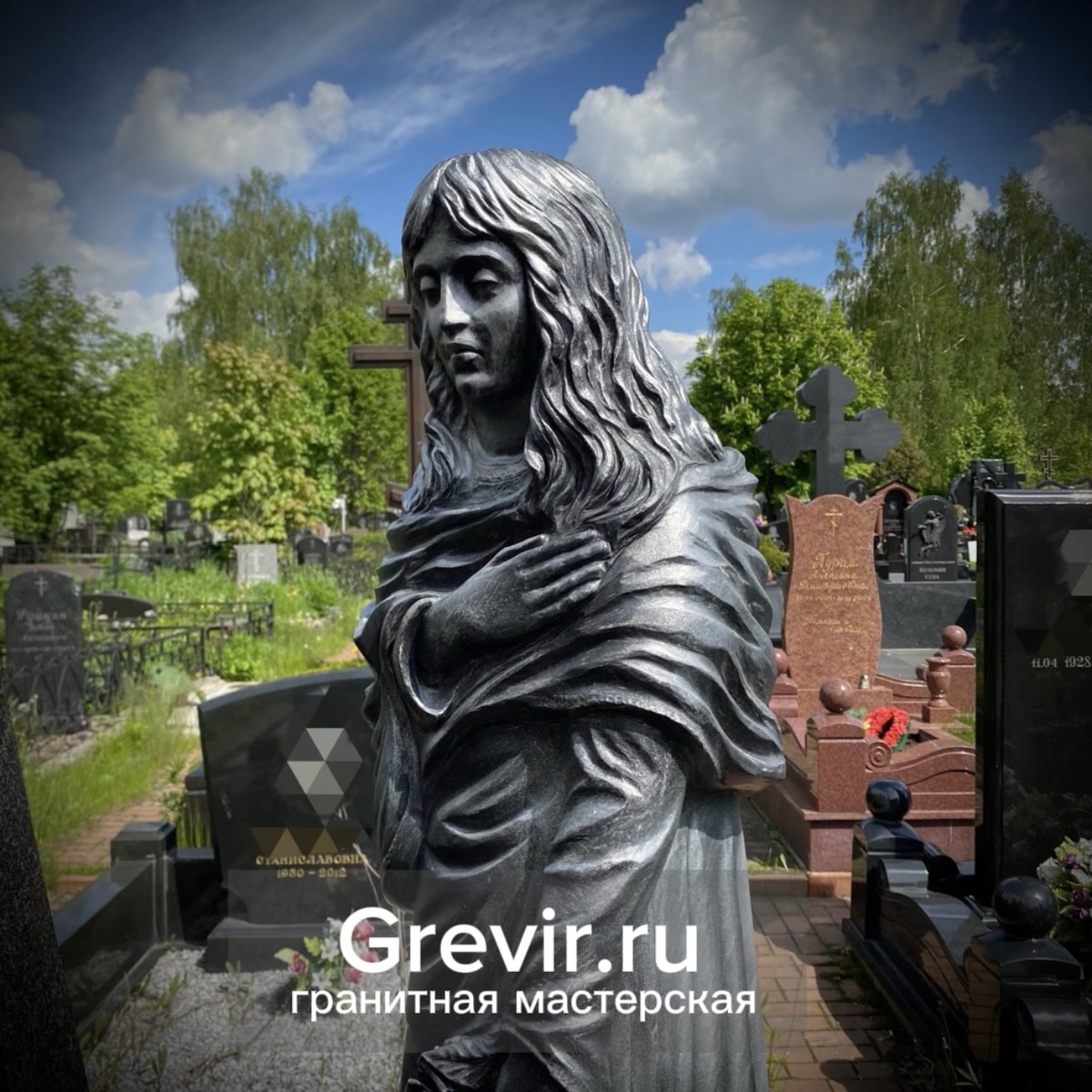 Бронзовая скульптура женщины 