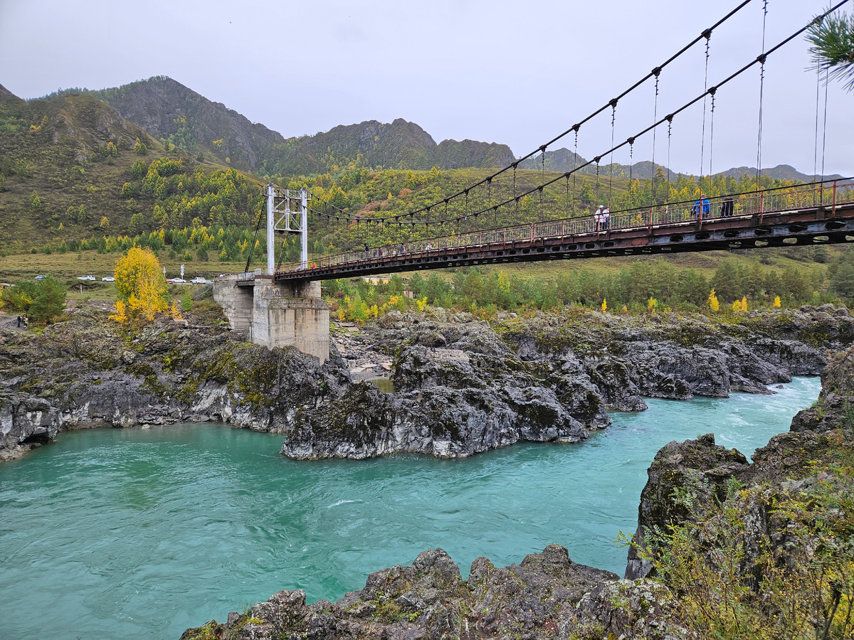 В районе Ороктойского моста находится самое узкое место реки Катунь.