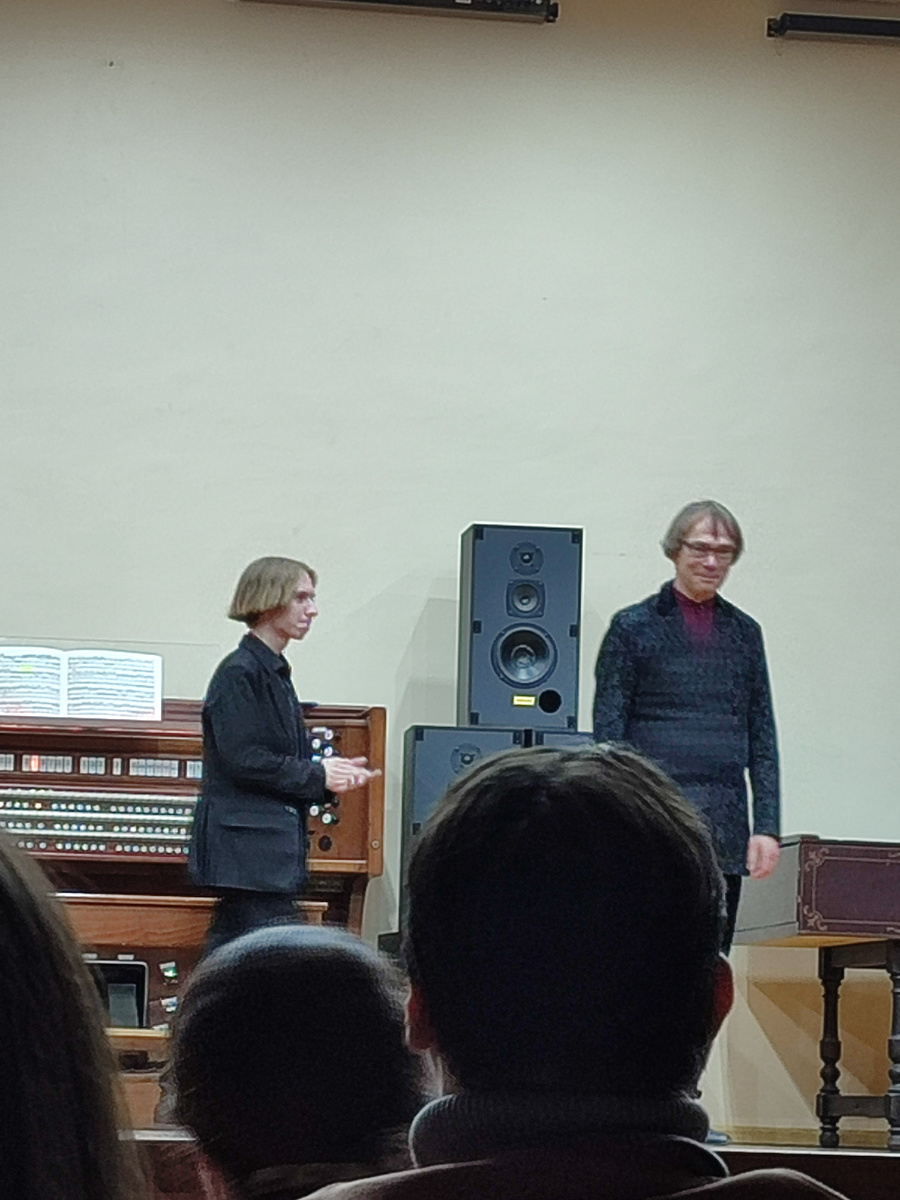 Слева: профессиональный музыкант из Владивостока, исполнитель на классической гитаре - Григорий Сало, ассестировавший Маэстро из Нидерландов все два дня