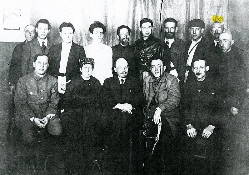    Ленин на Апрелевском заводе грампластинок, 25 апреля 1921 года. Второй справа от Ленина - директор, сын основателя завода Богдана Молля Иван Молль. Фото: Commons.wikimedia.org