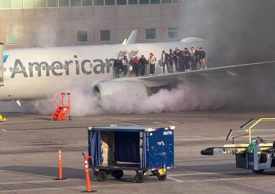 Самолет American Airlines загорелся в аэропорту Денвера, пассажиры эвакуированы