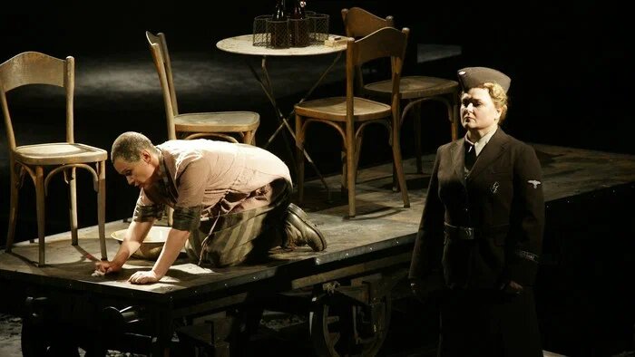 сцена из спектакля