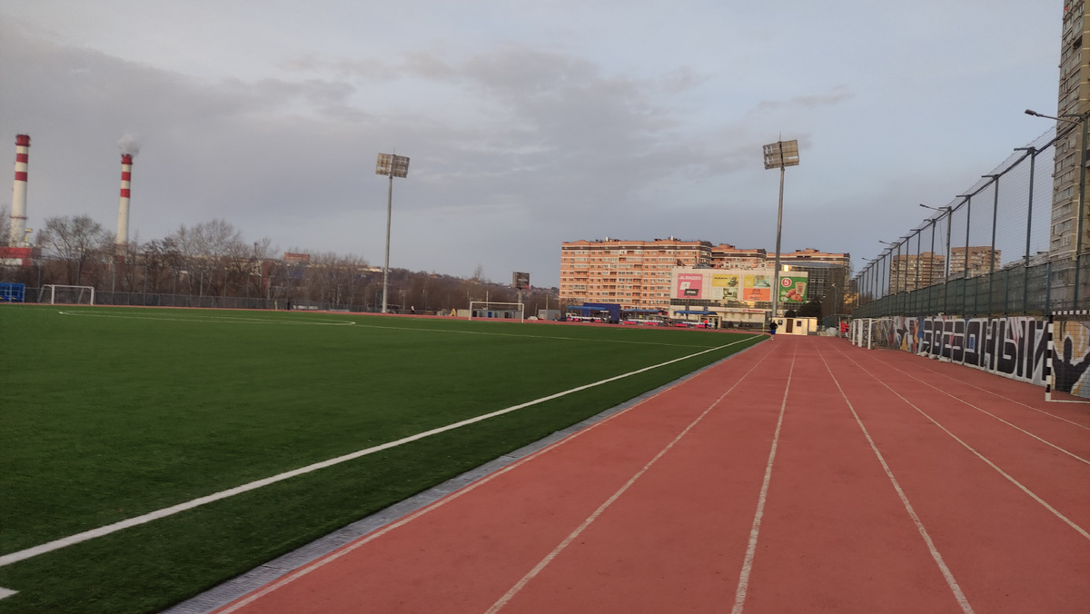 С утра стадион пустой и все дорожки свободны