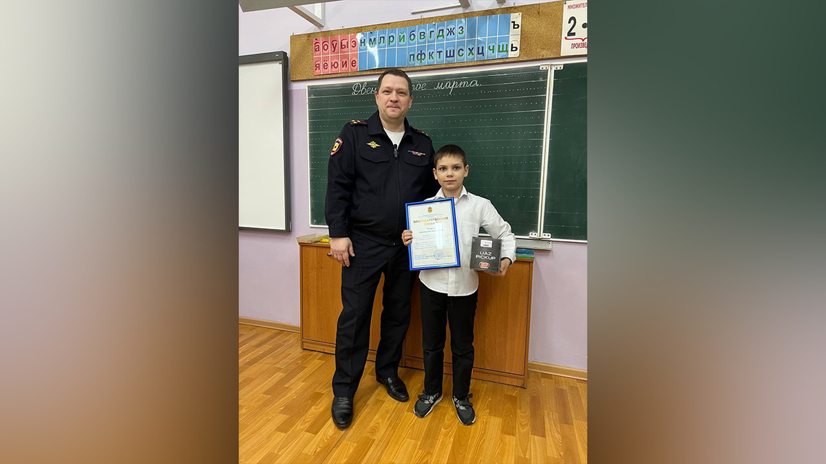     Второклассник из Красноярска нашел банковскую карту и отнес ее в полицию