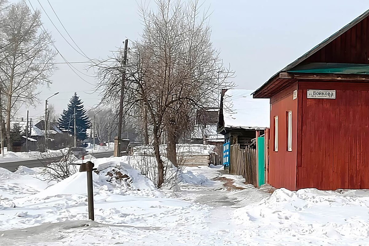 Колонка на Войкова-Урицкого. Такие колонки, возможно, станут настоящей редкостью. Фото Вячеслава ПЕТРОВА.