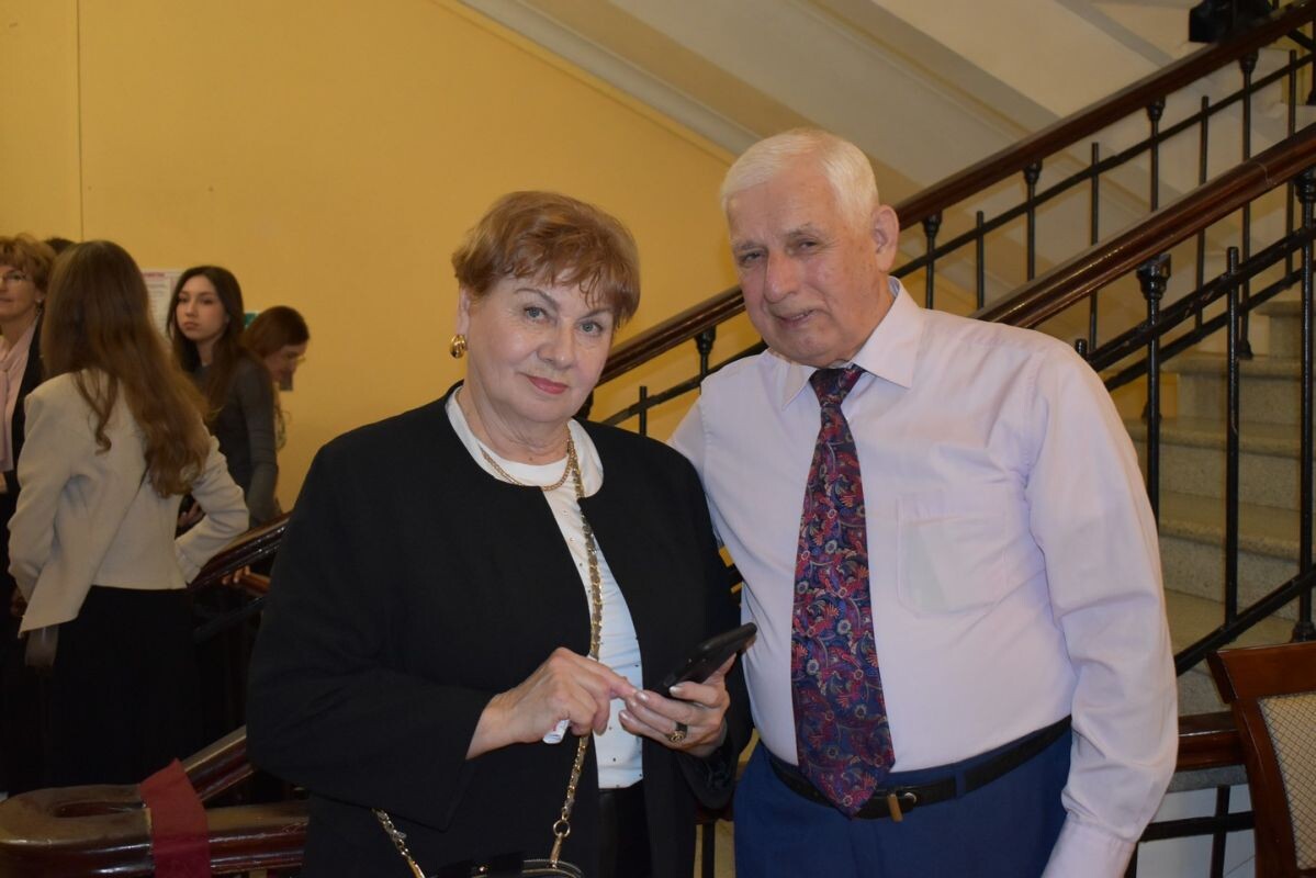    Педагог-ветеран Хабаровского колледжа искусств Вячеслав Захаров.