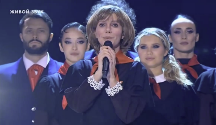 Валерия Ланская и "пионерский" хор. 