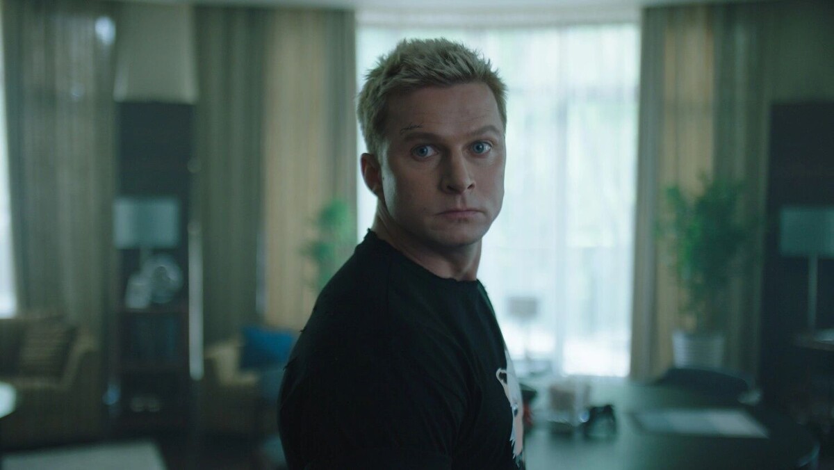    Роман Курцын в роли Ивана. Фото: кадр из фильма «Мальдивы подождут» (2023 год), режиссер Анарио Мамедов / студия ММК