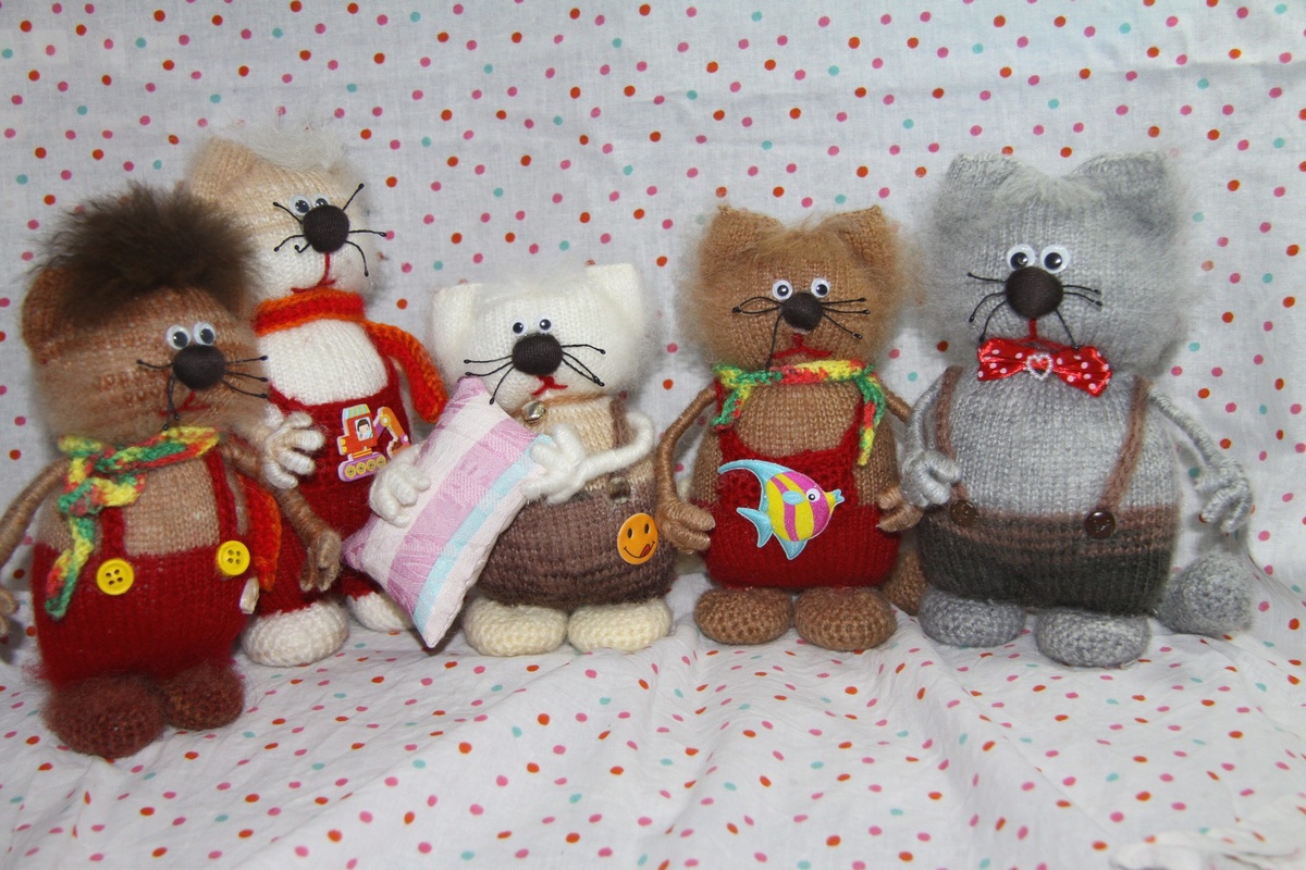 Фото автора статьи. Авторские игрушки котики.