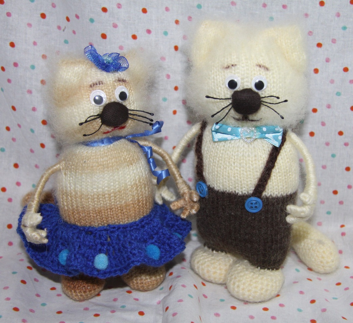 Фото автора статьи. Авторские игрушки котики.