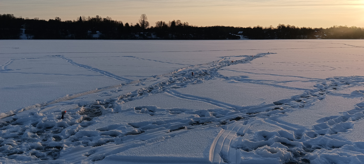 Поставил жерлицы) 