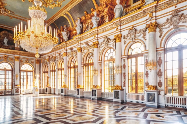    Исследуйте великолепие самых роскошных дворцов мира: откройте для себя исторические сокровища и культурное наследие!
