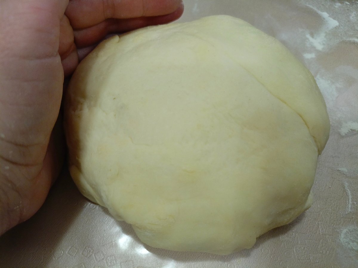 Вымешиваем тесто мягче чем на пельмени   , не резиновое , оно приятное и потдатливое для раскатки скалкой.