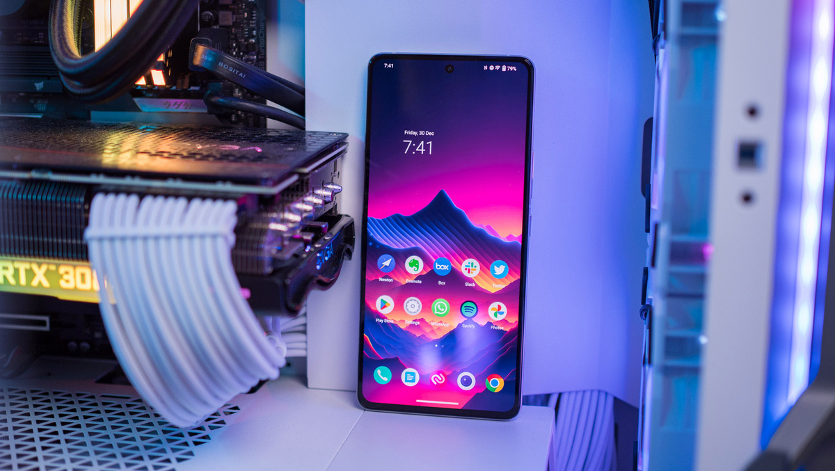    Vivo iQOO 13: Игровой смартфон с яркой подсветкой и неповторимым стилем