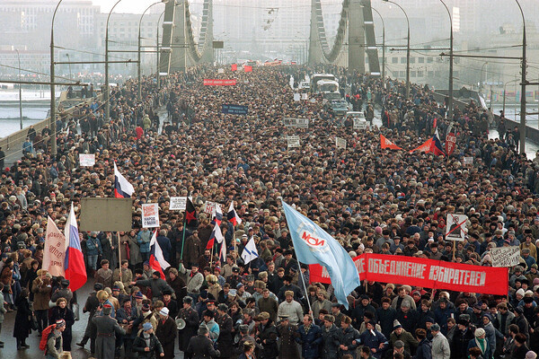 Демонстранты во время шествия на Крымском мосту в Москве, организованного Блоком демократических сил, 4 февраля 1990 года / AP 