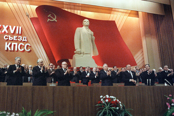    Кремлевский Дворец съездов (ныне Государственный Кремлевский дворец). XXVII съезд Коммунистической партии Советского Союза в Кремлевском Дворце съездов, 1986 год    
 
 Генерального секретаря ЦК КПСС Михаила Горбачева поздравляют с днем рождения / Юрий Абрамочкин/РИА Новости