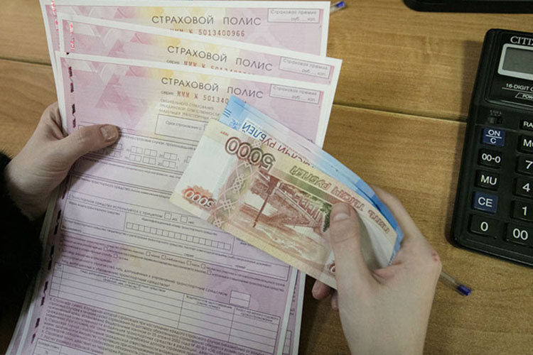    Новый собственник больше не обязан оформлять полис ОСАГО после покупки или получения машины в подарок.   
Фото: «БИЗНЕС Online»