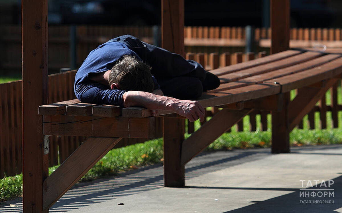 У зависимого ценность возникает искусственно, без преодоления. Он становится веселым, выпив, «употребив», но затем начинаются страданияФото: © «Татар-информ»