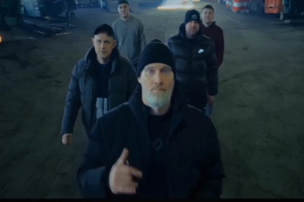 Дмитрию в клипе досталась роль брутального мачо. Фото: Кадр из видео