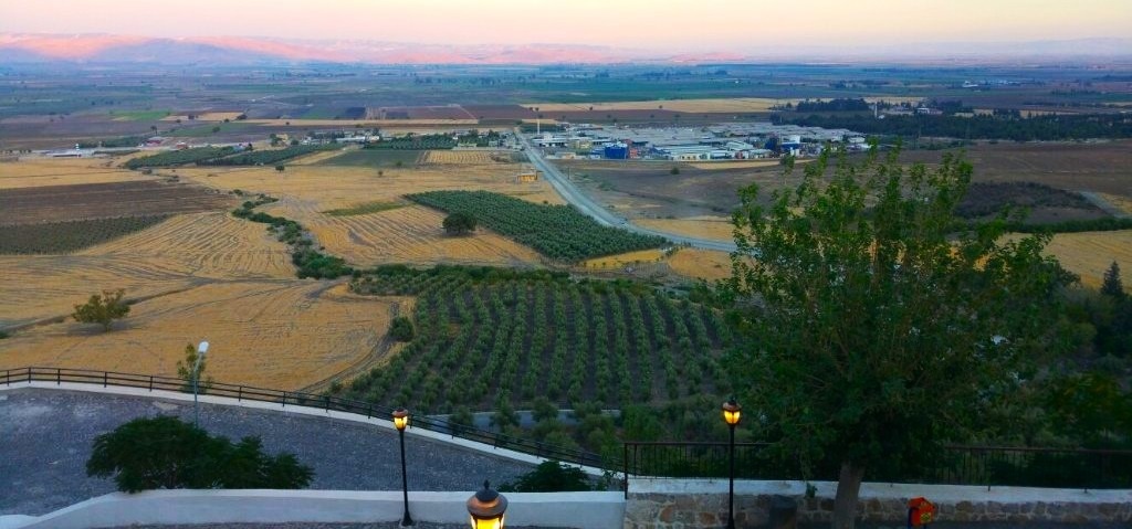 Современная панорама, открывающаяся с вершины горы, на которой был выстроен замок Дербезак (Дирбисак). Ниже фото сохранившихся средневековых крепостных построек цитадели, частично переделанных османами в эпоху Позднего Средневековья. Источник: https://travelask.ru/questions/972328-krepost-darbazak-trapessac