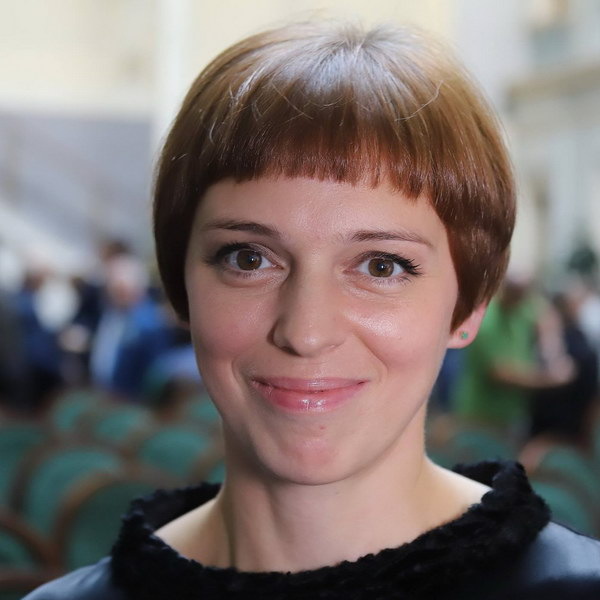     Сегодня 45 лет Нелли Уваровой