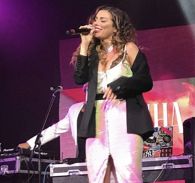 Анна Седокова на сцене 