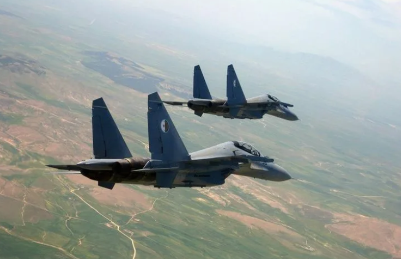 Су-30МК составляют основу истребительной авиации по меньшей мере 8 национальных ВВС. У Су-35 экспортная судьба несколько более скомканная. Теперь они воссоединятся в ВВС Алжира. Фото ВВС Алжира