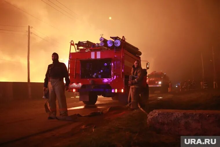 Пожарные расчеты продолжают участвовать в ликвидации огня на нефтезаводе в Туапсе. Фото: Денис Моргунов © URA.RU