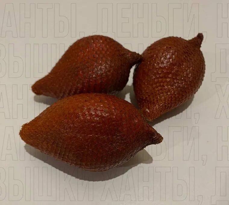 На ощупь кожура фрукта напоминает змеиную кожу. Фото: «Ханты, деньги, нефтевышки»/ TG