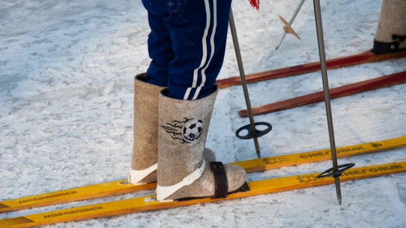     В Барнауле прошел забег на ретро-лыжах Дмитрий Лямзин