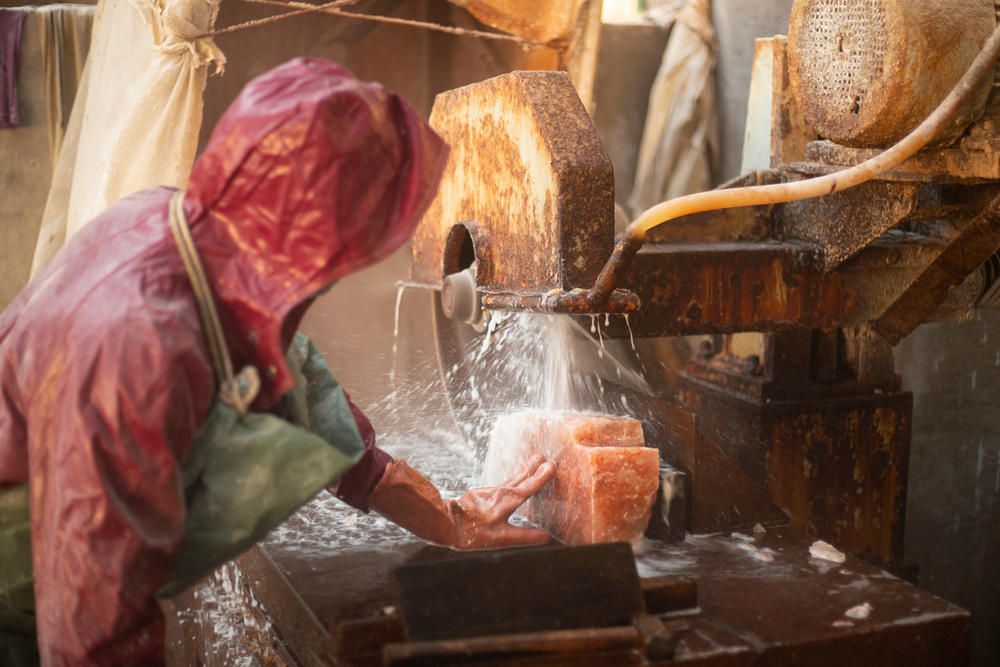     Фото: abdul wahab ansar/Shutterstock/FOTODOM Легенда гласит, что соль в Гималаях обнаружила армия Александра Македонского еще в 320 году до н.э. А примерно с XVI века ее начали активно добывать и экспортировать