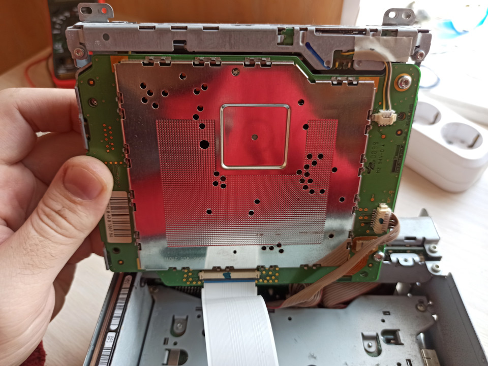 Затем нужно открутить два дальних винта и поднять привод дисков.