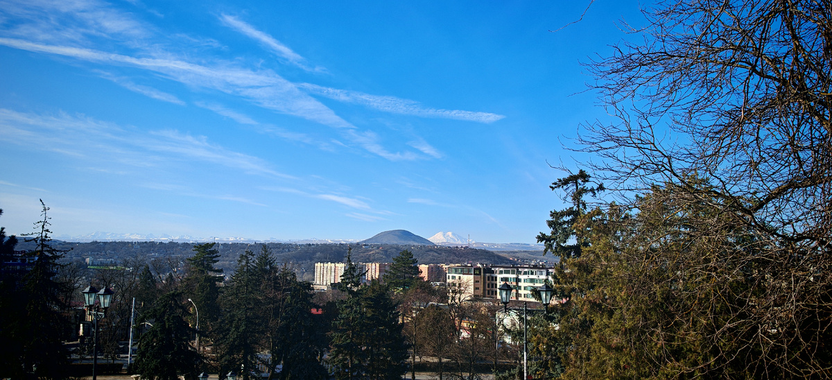 Вид на Эльбрус с обзорной площадки у памятника М. Ю. Лермонтову