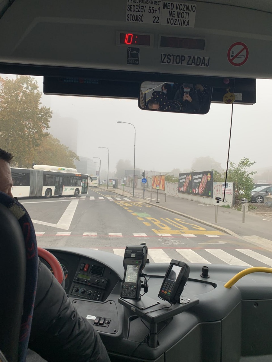 Туманное утро из окна автобуса