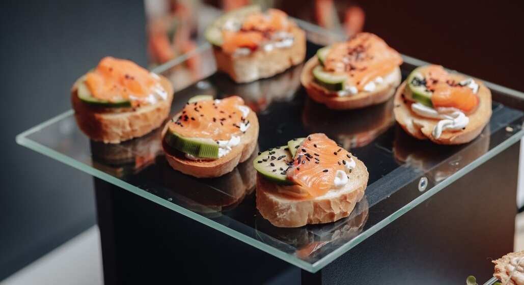 Канапе с лососем и авокадо